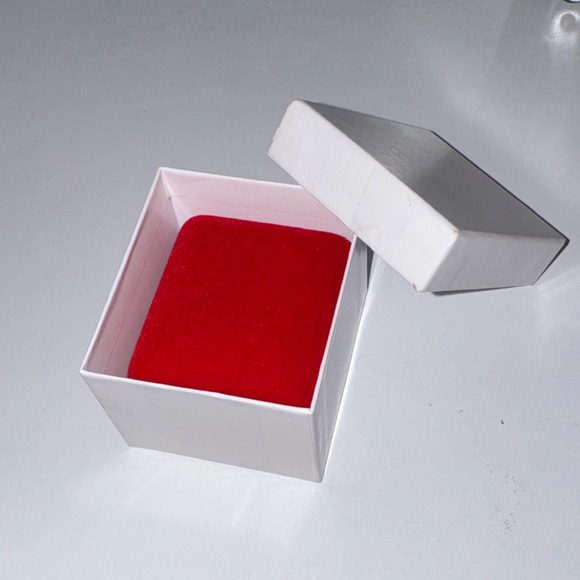 Red Velvet Ring Box - Picture 4 of 4